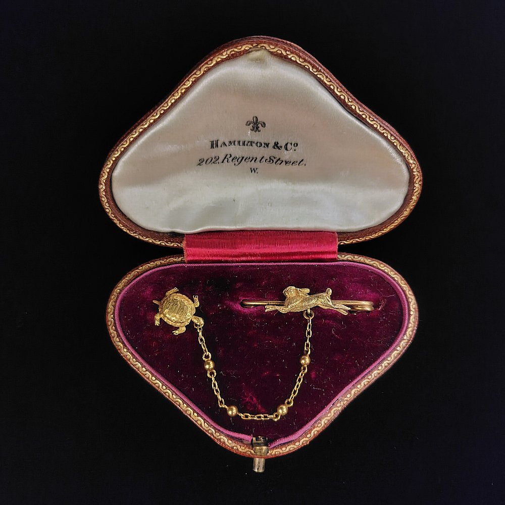 ブローチ ウサギとカメ BOX付