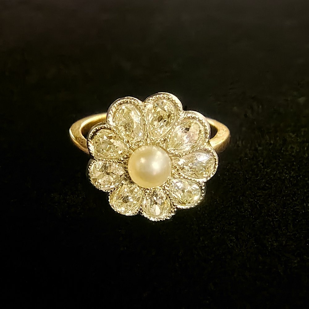 ペアシェイプダイヤモンドとパールのアンティークリング