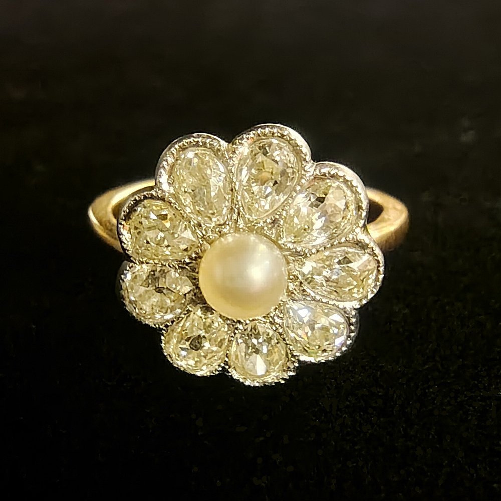 ペアシェイプダイヤモンドとパールのアンティークリング