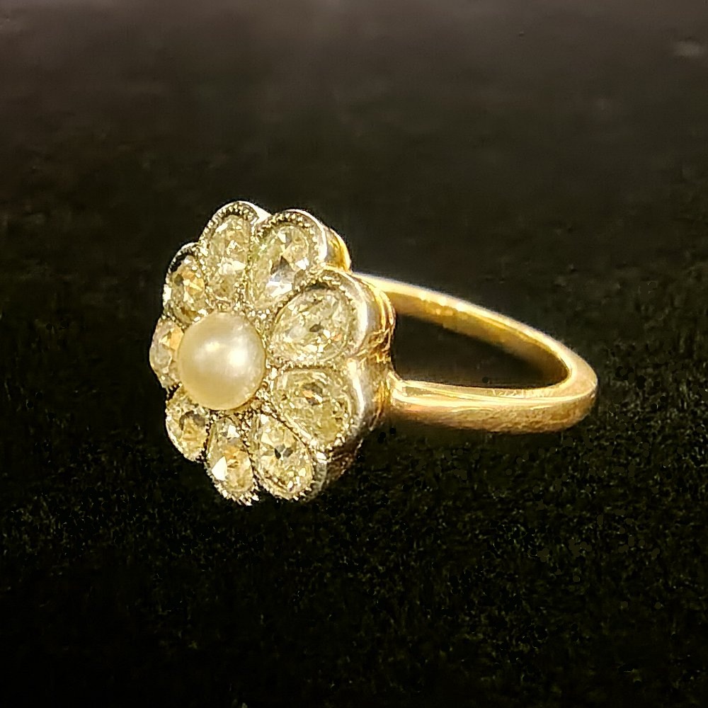 ペアシェイプダイヤモンドとパールのアンティークリング