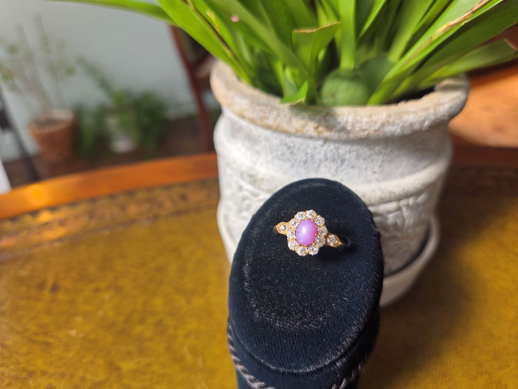 アンティークのピンクスターサファイアとダイヤモンドのクラスターリング