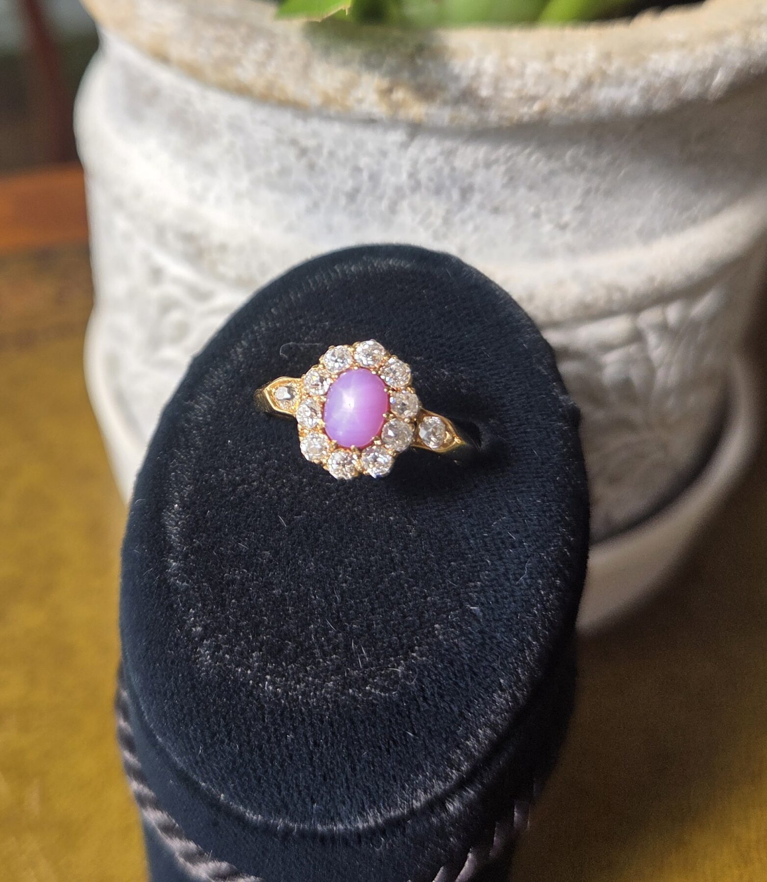 アンティークのピンクスターサファイアとダイヤモンドのクラスターリング