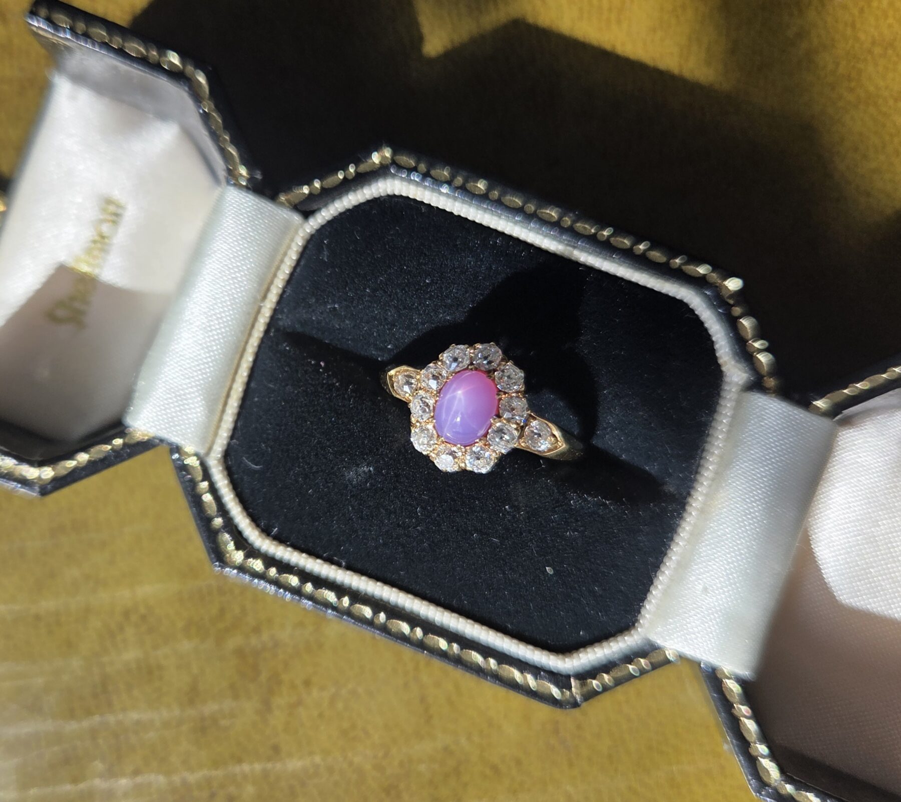 アンティークのピンクスターサファイアとダイヤモンドのクラスターリング