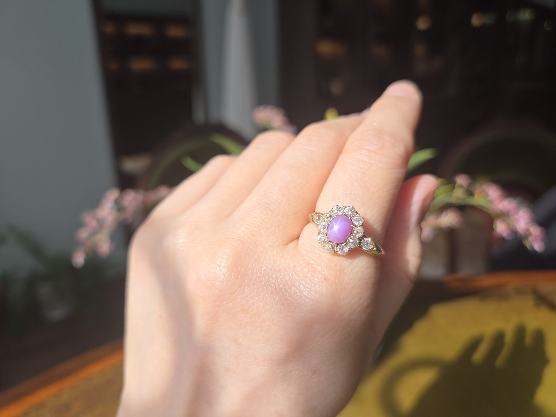 ピンクスターサファイアのクラスターリング着用写真