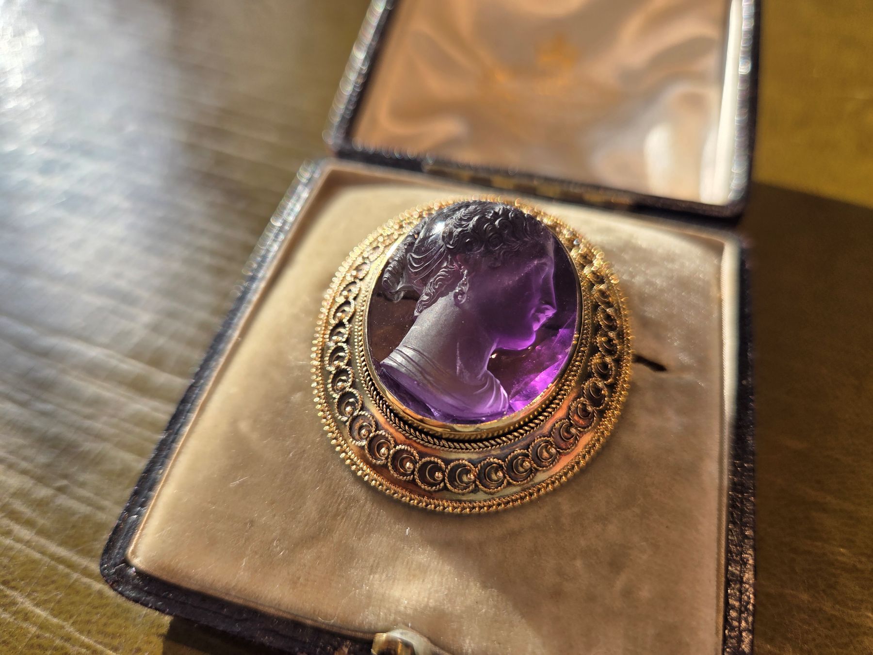 アメシストのカメオに粒金細工のフレームのアンティークブローチ