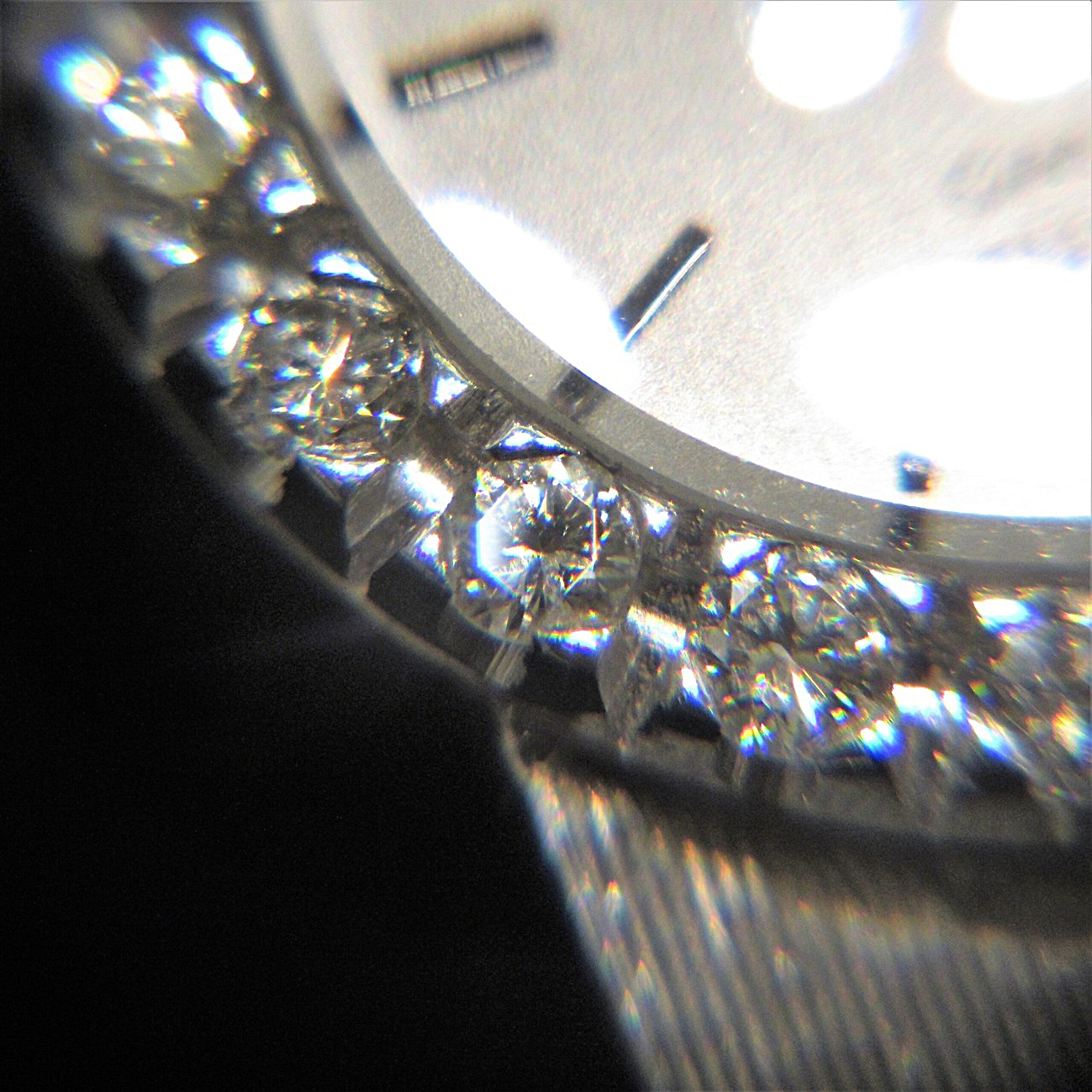 アンティークウォッチにセットされたラウンドブリリアントのメレダイヤモンド