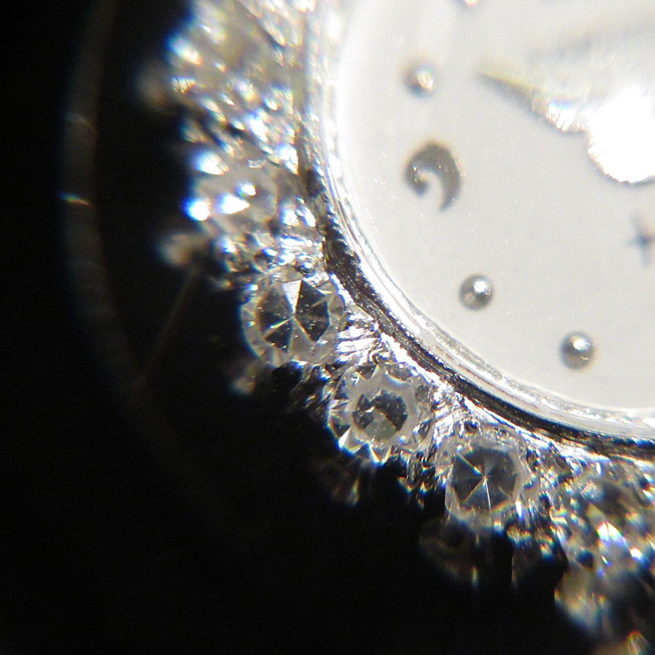 アンティークウォッチにセットされたシングルカットのメレダイヤモンド