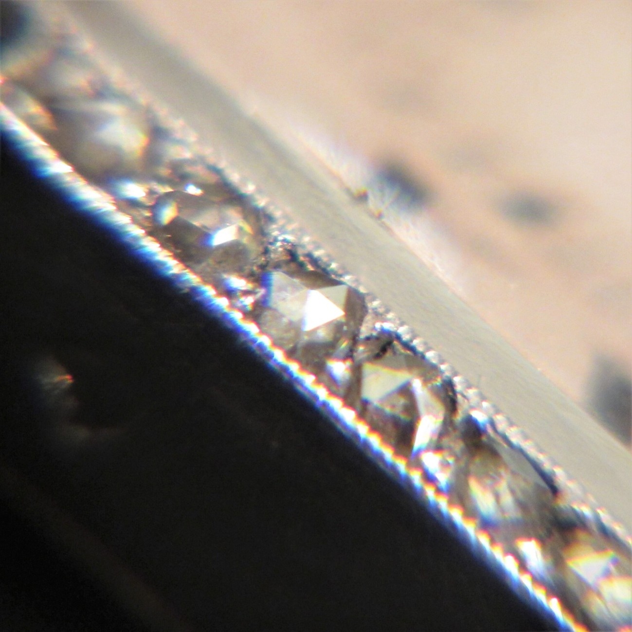 カルティエのアンティークウォッチにセットされたローズカットダイヤモンド