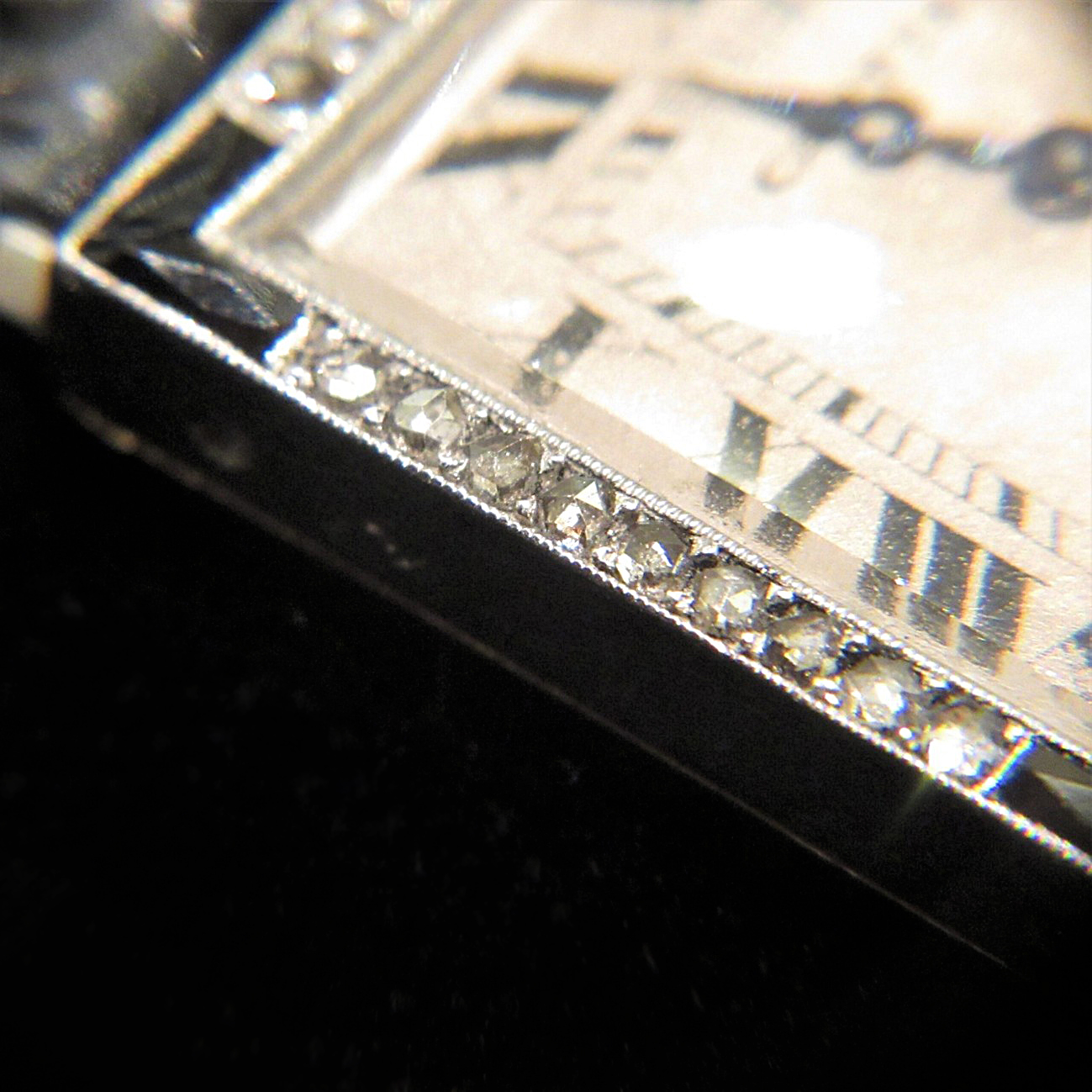 カルティエのアールデコアンティークウォッチにセットされたローズカットダイヤモンド