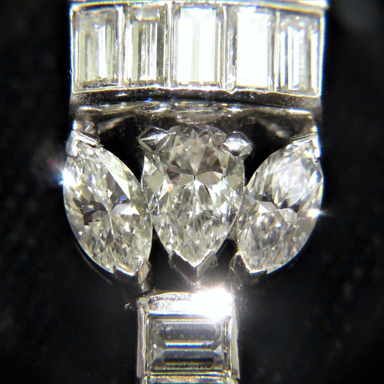 アンティークウォッチにセットされたペアシェイプ、マーキス、バゲットカットのダイヤモンド