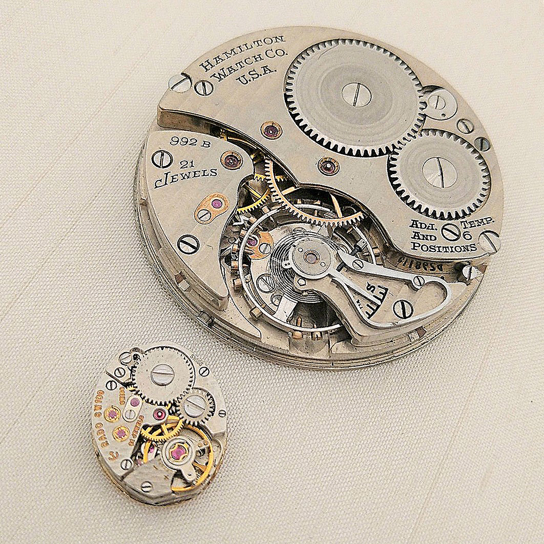 大きな懐中時計の機械と小さなレディースアンティークウォッチの機械