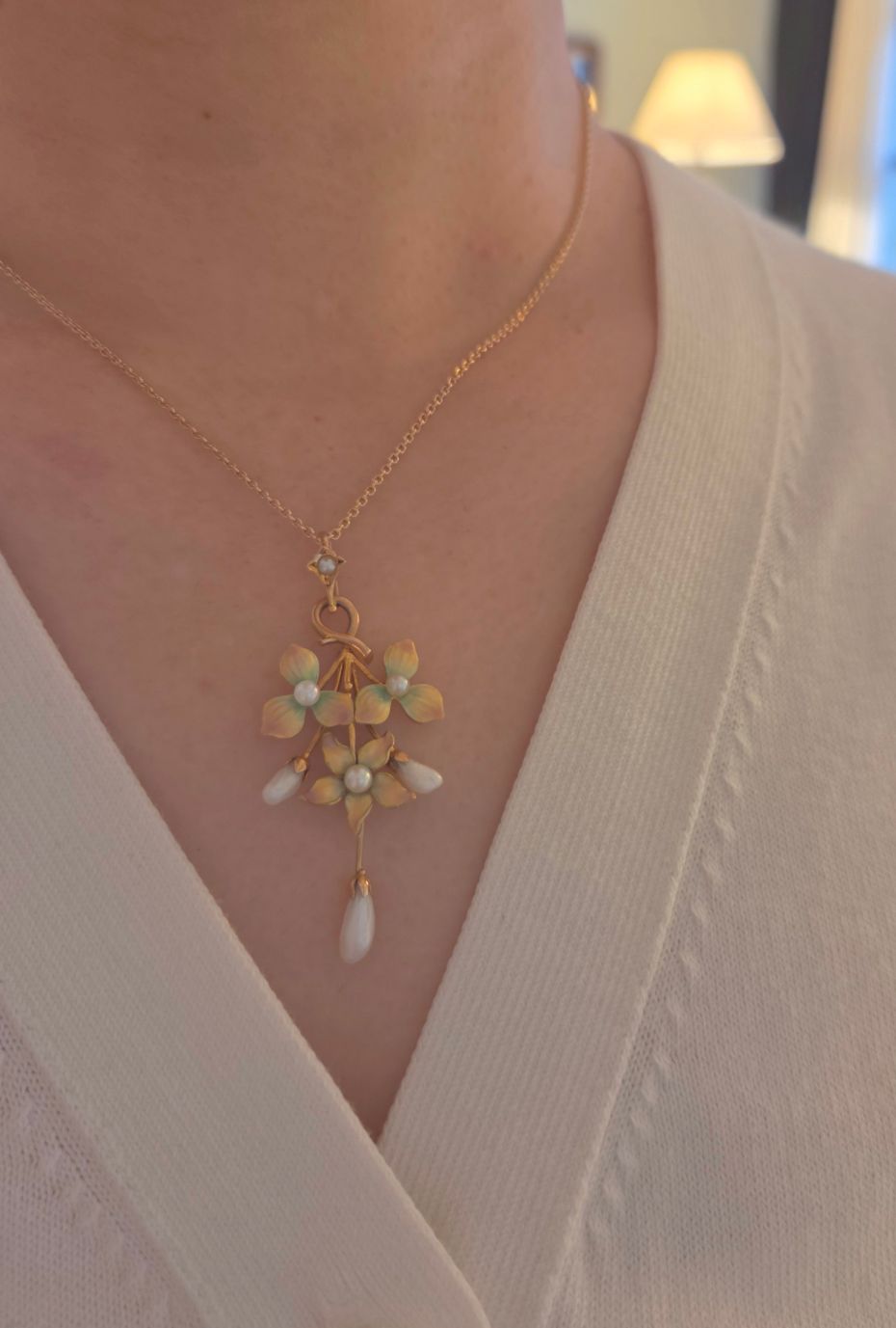 アンティークのエナメルが施されたお花のペンダント